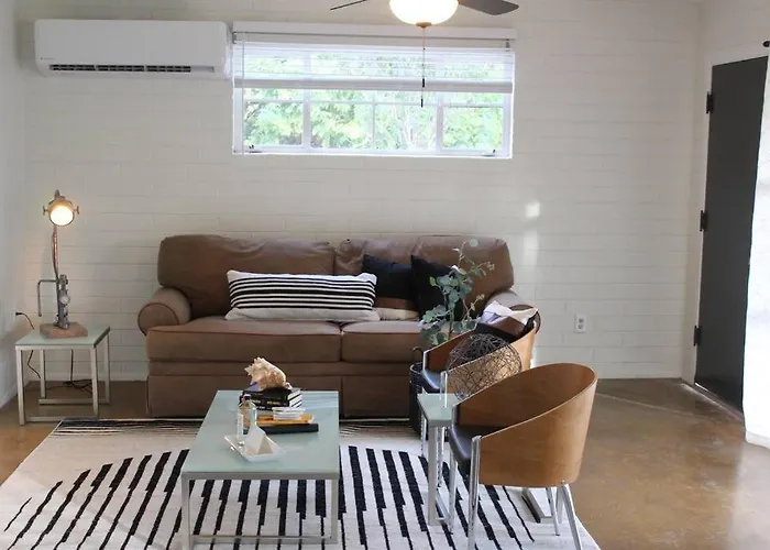 Apartment Remodeled Modern Ground Level Blocks To Dwntn - B