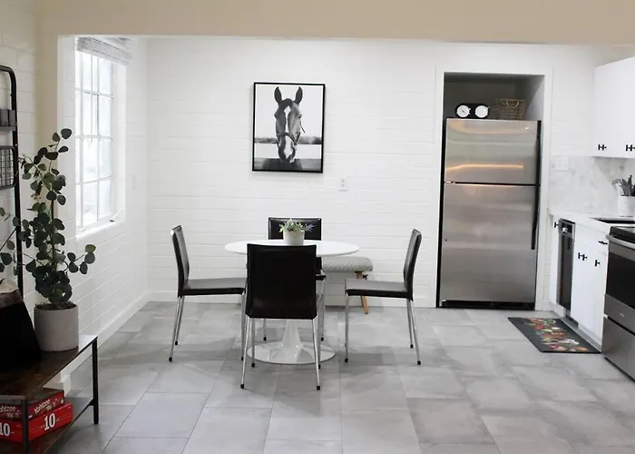 Apartment Remodeled Modern Ground Level Blocks To Dwntn - B