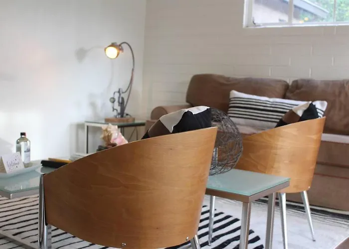 Apartment Remodeled Modern Ground Level Blocks To Dwntn - B